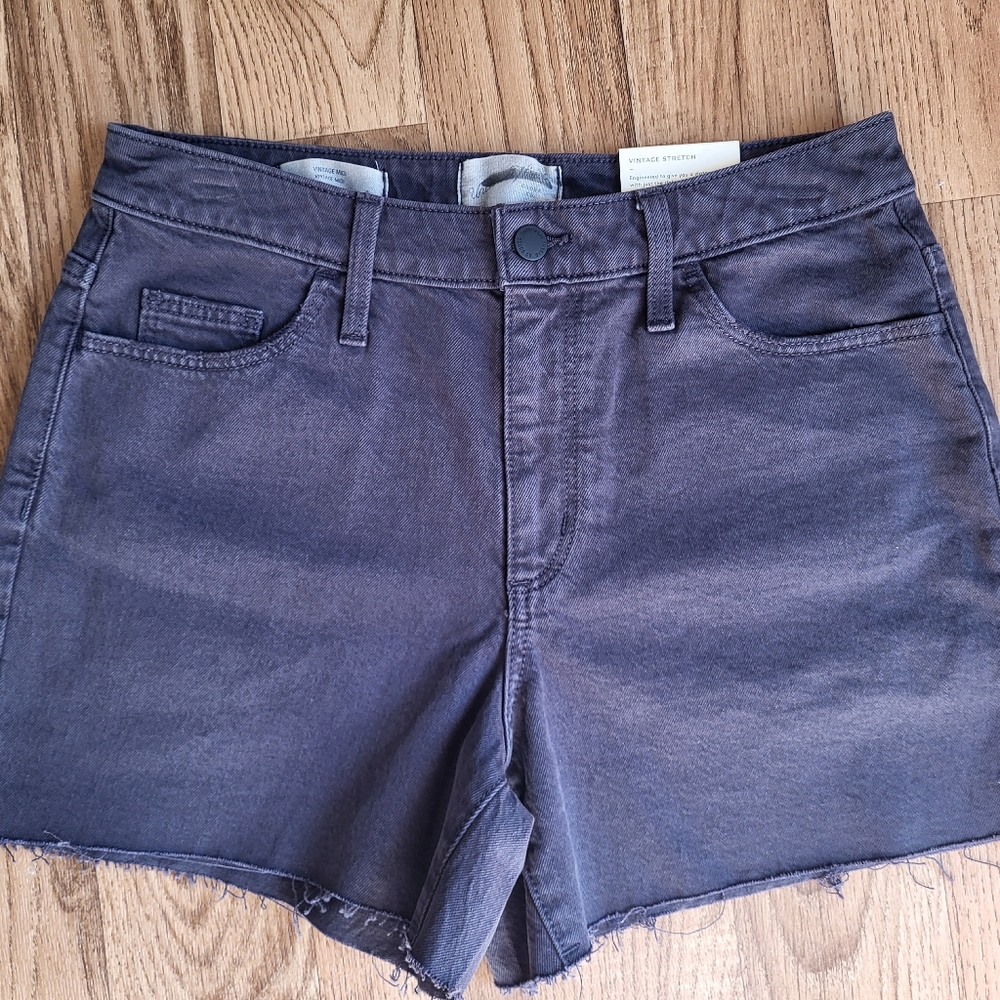 Universal Thread size 6 black midi shorts